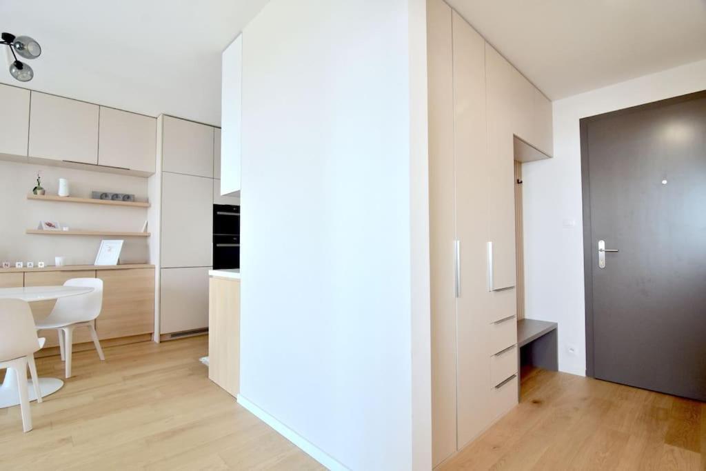 Downtown Charm With Free Parking Spot Apartment Bratislava Bagian luar foto